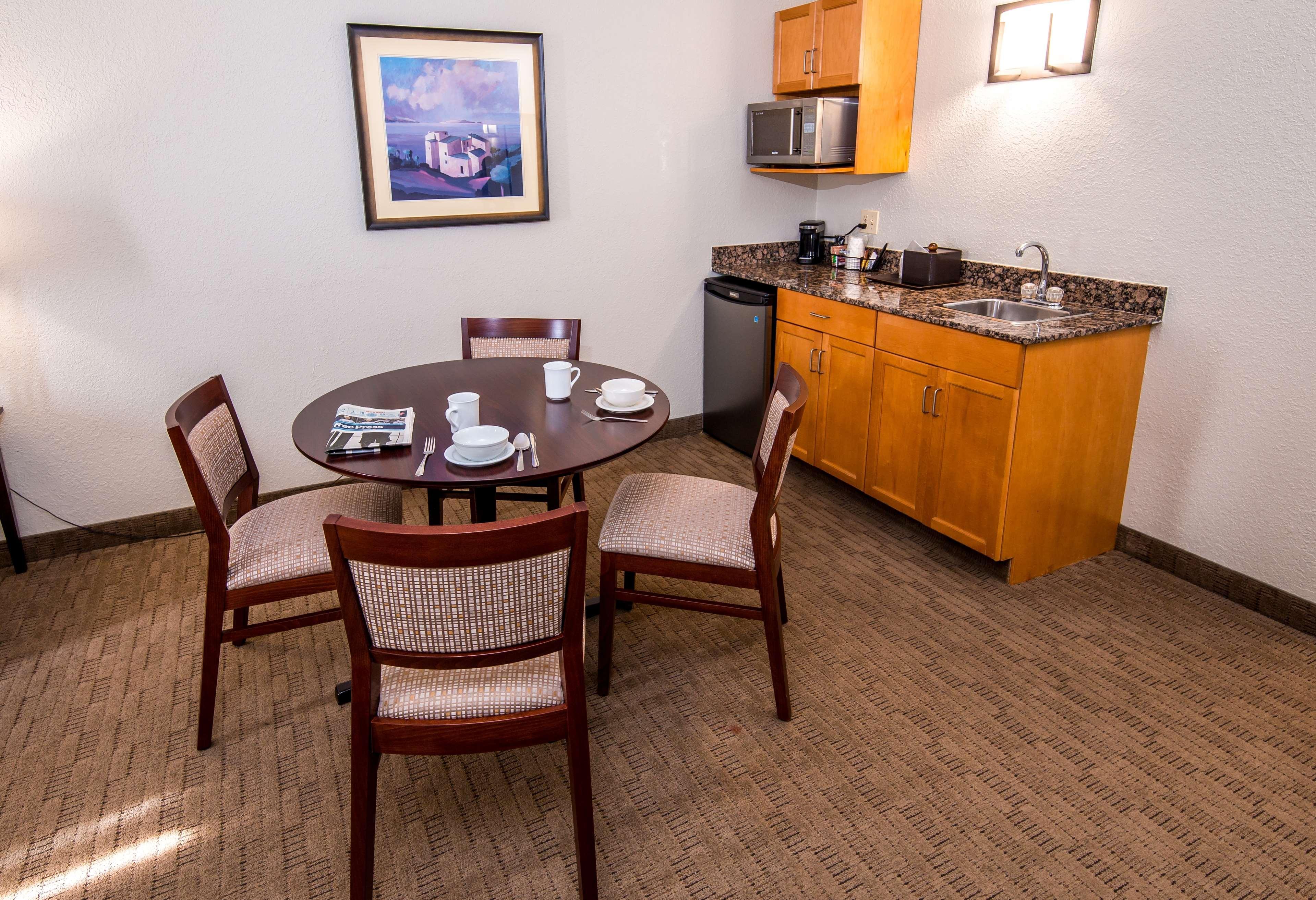 Best Western Plus Pembina Inn & Suites Winnipeg Exterior photo