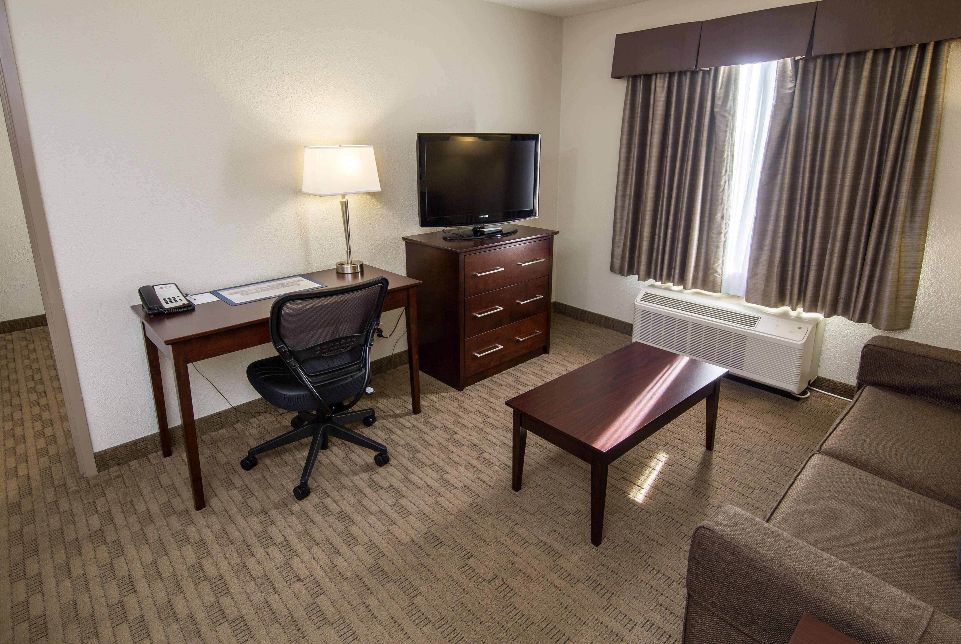 Best Western Plus Pembina Inn & Suites Winnipeg Exterior photo