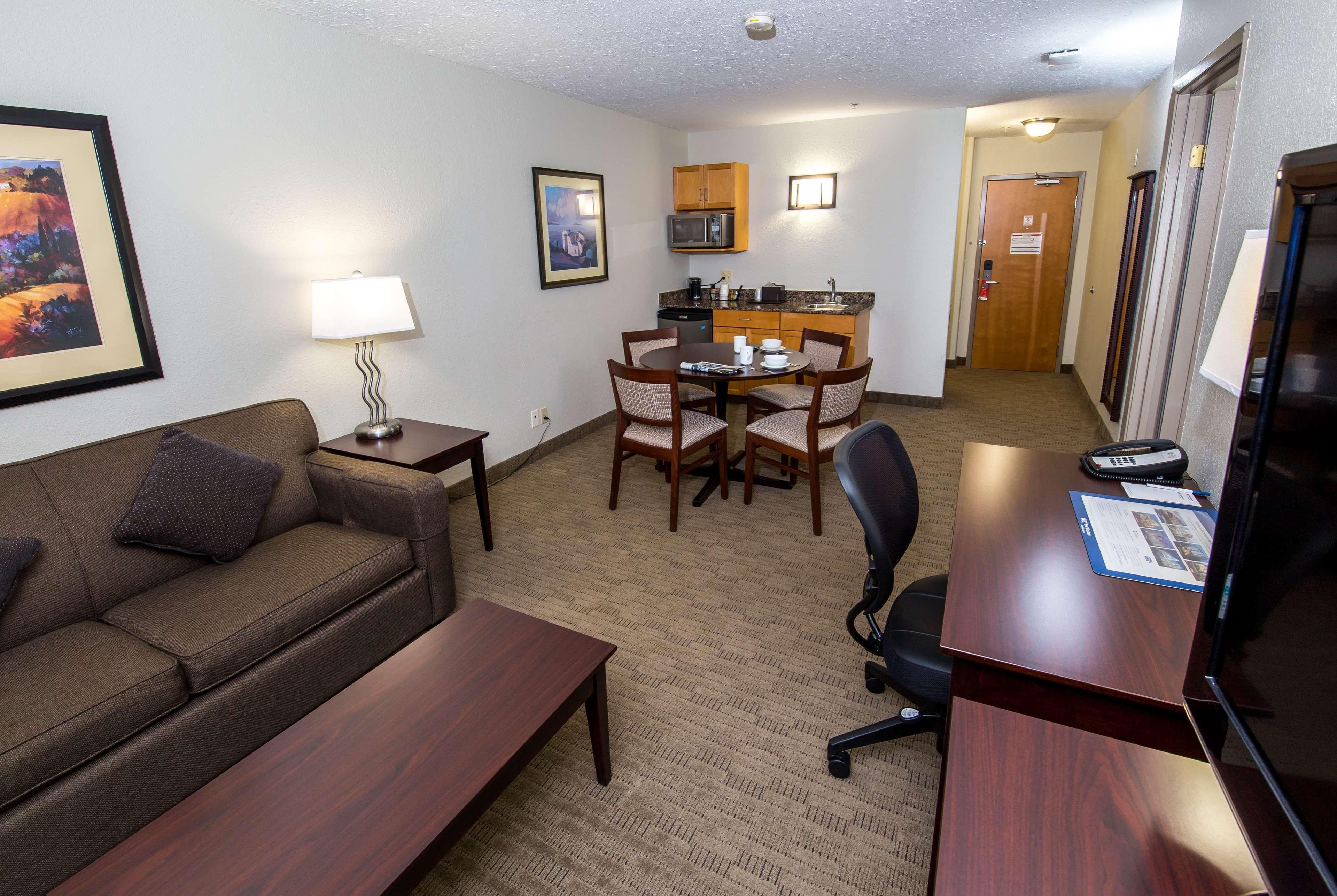 Best Western Plus Pembina Inn & Suites Winnipeg Exterior photo