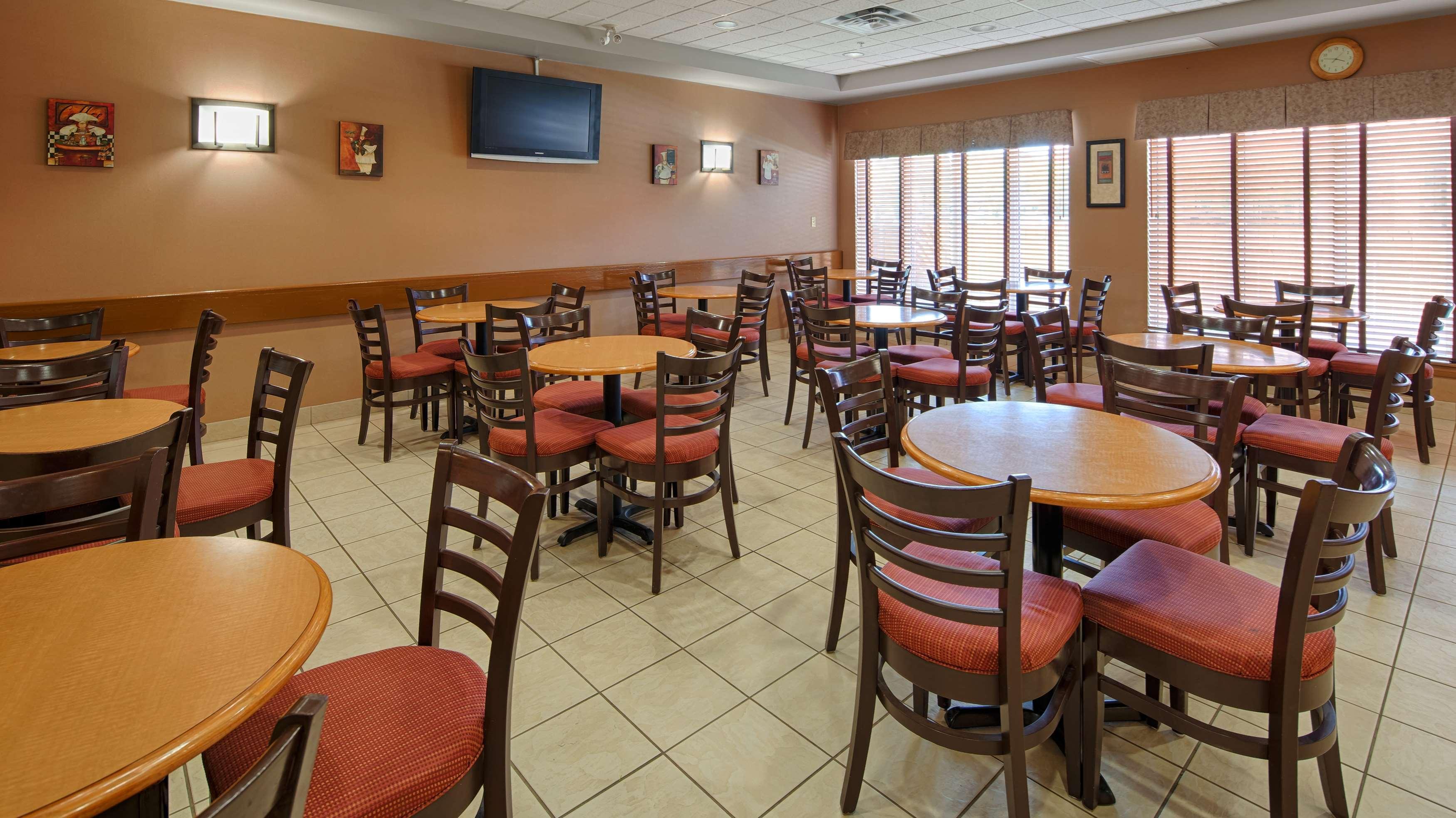 Best Western Plus Pembina Inn & Suites Winnipeg Exterior photo