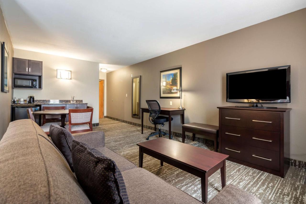 Best Western Plus Pembina Inn & Suites Winnipeg Exterior photo