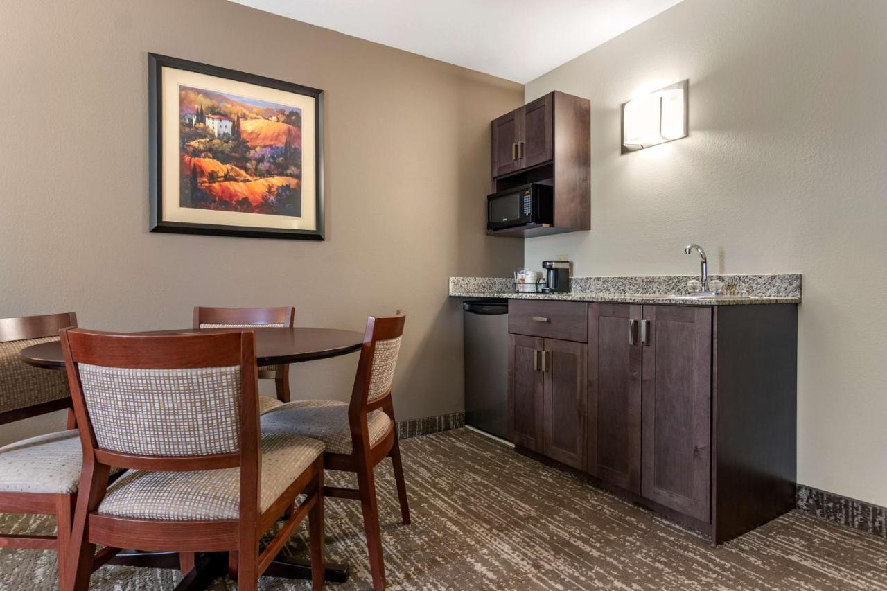 Best Western Plus Pembina Inn & Suites Winnipeg Exterior photo