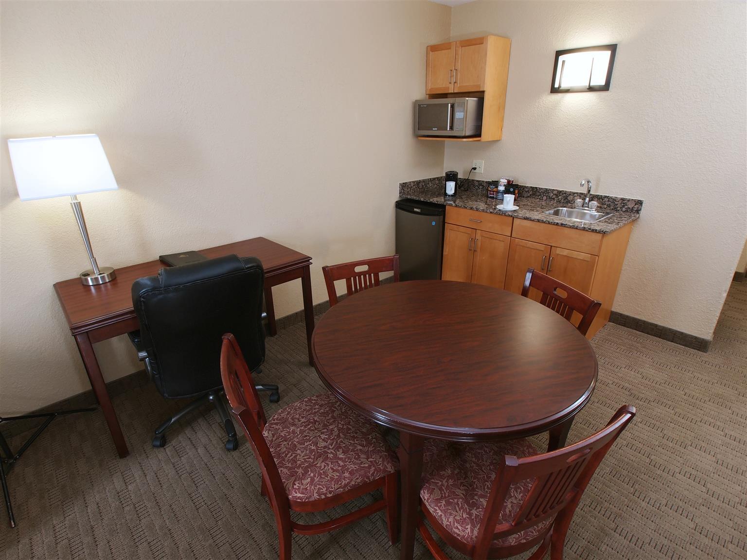 Best Western Plus Pembina Inn & Suites Winnipeg Exterior photo